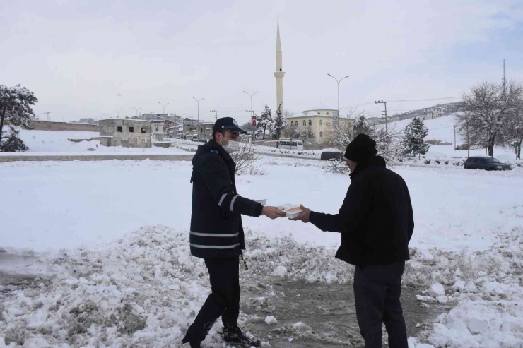 Belediye Başkanı Arabayla Mahsur Kalan Vatandaşları Taşıdı