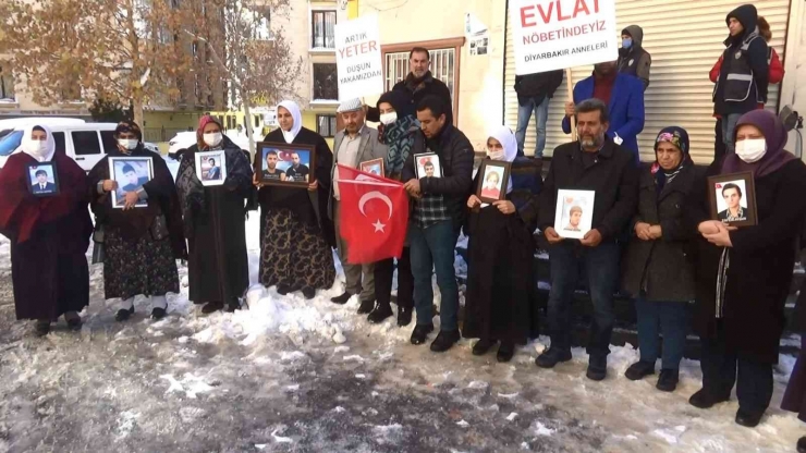 Diyarbakır’da Dondurucu Soğukta Evlat Nöbeti