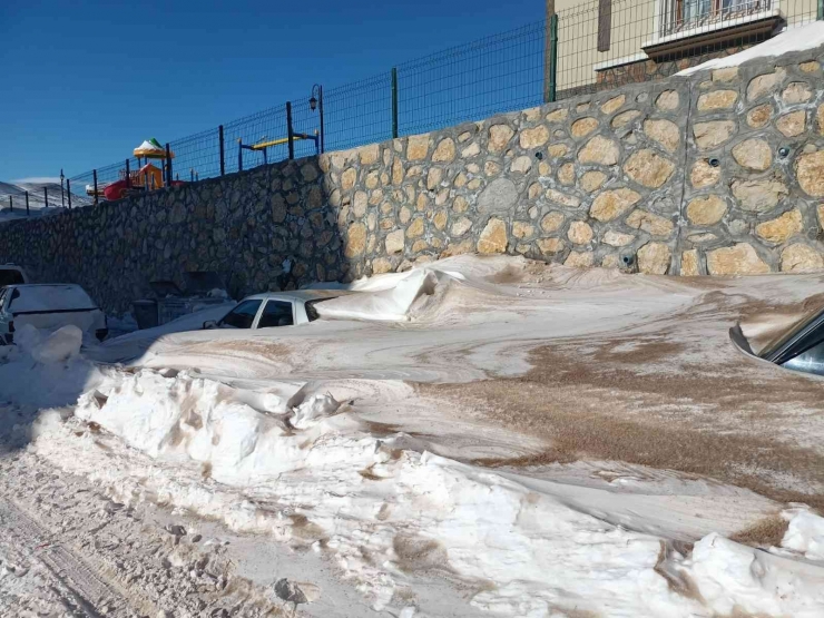 Darende’de Kar Araç Boyunu Aştı