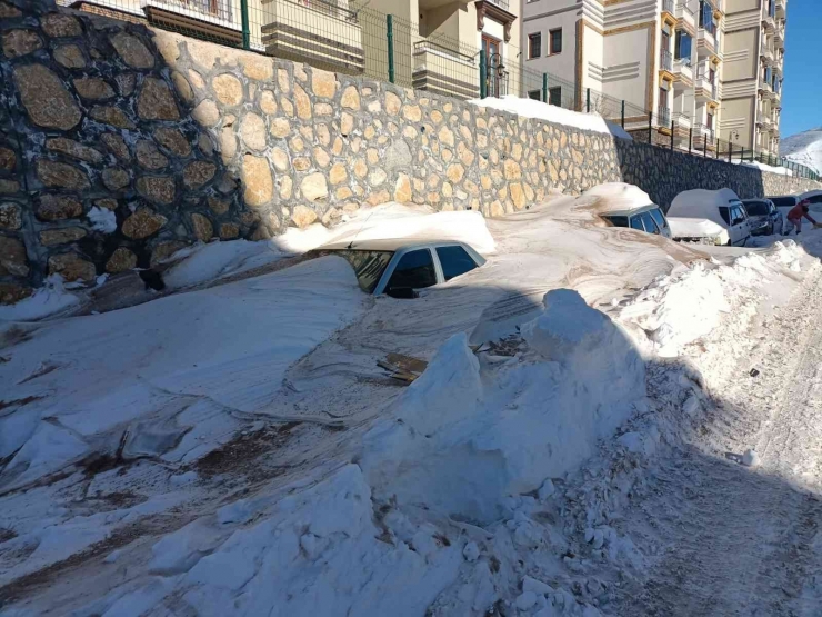 Darende’de Kar Araç Boyunu Aştı