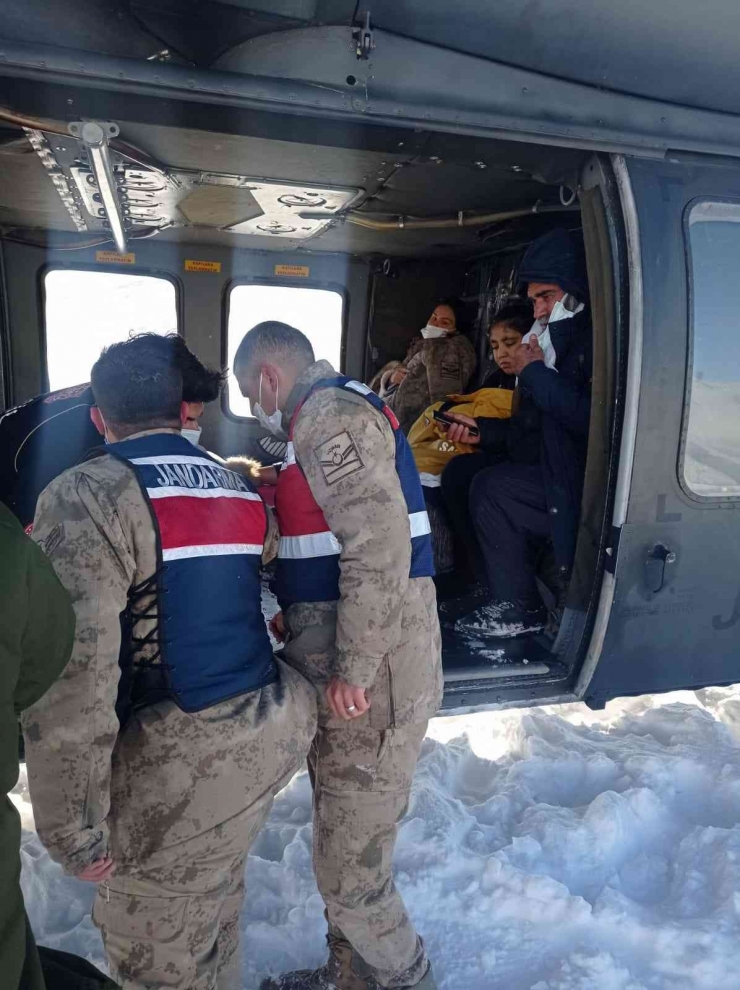 Diyarbakır’da Kapalı Yollar Bir Bir Açılıyor, Hastalara Helikopterle Yetişiliyor