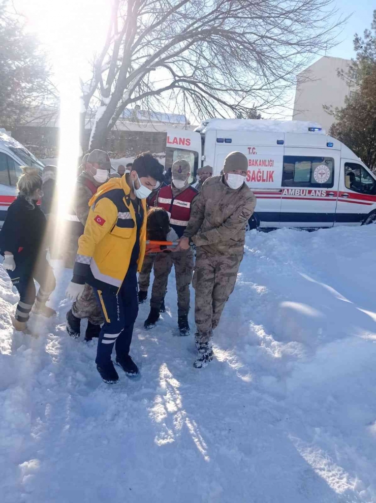 Diyarbakır’da Kapalı Yollar Bir Bir Açılıyor, Hastalara Helikopterle Yetişiliyor