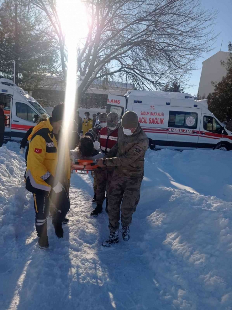 Diyarbakır’da Kapalı Yollar Bir Bir Açılıyor, Hastalara Helikopterle Yetişiliyor