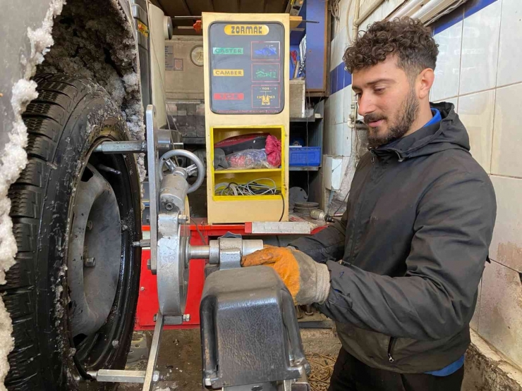 Kış Lastiği Taktırmakta Geciktiler, Kar Yağışından Sonra Randevu Bulamadılar