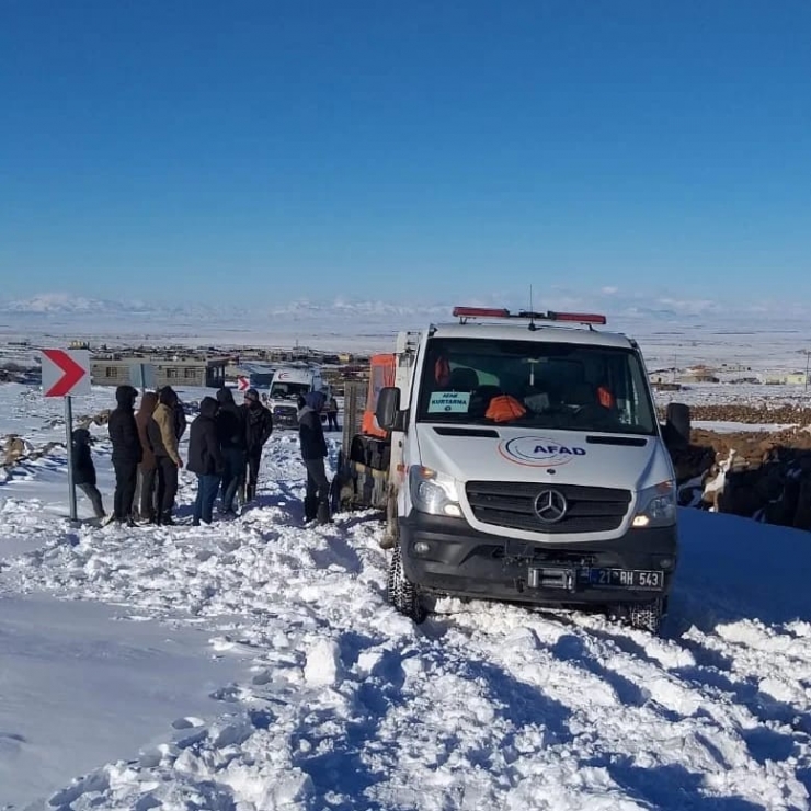 Diyarbakır’da Karda Mahsur Kalan 1’i Bebek 5 Kişi Afad Tarafından Kurtarıldı