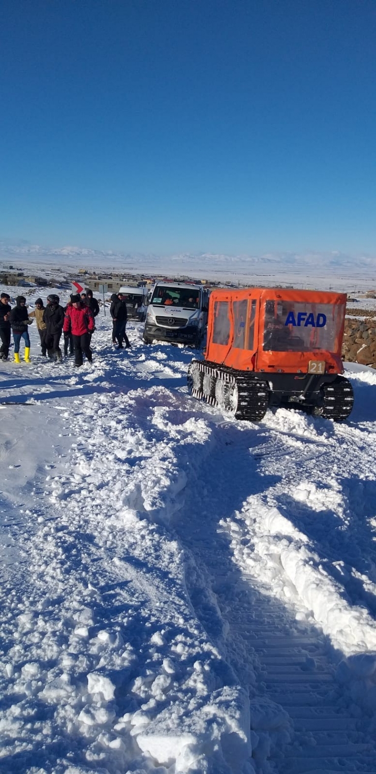 Diyarbakır’da Karda Mahsur Kalan 1’i Bebek 5 Kişi Afad Tarafından Kurtarıldı