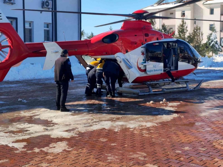 Ambulans Helikopter Doğum Sancısı Tutan Kadın İçin Havalandı