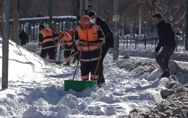 Gaziantep’te Yoğun Kar Yağışı Sonrası Hayat Normale Dönüyor