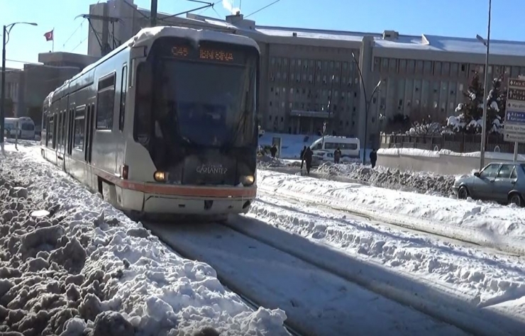 Gaziantep’te Yoğun Kar Yağışı Sonrası Hayat Normale Dönüyor