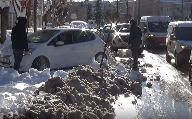 Gaziantep’te Yoğun Kar Yağışı Sonrası Hayat Normale Dönüyor