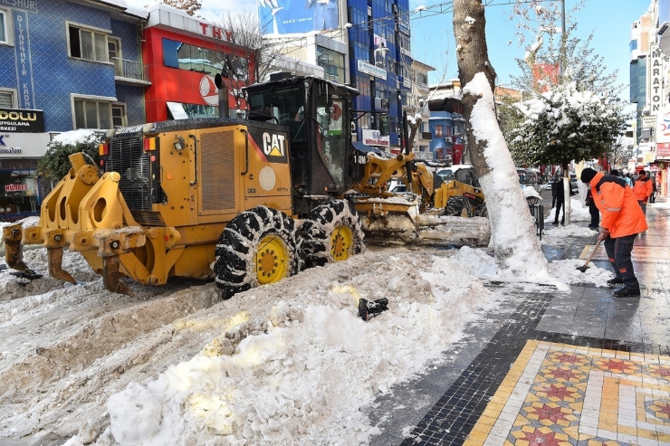 Malatya’da Loğun Kar Mesaisi