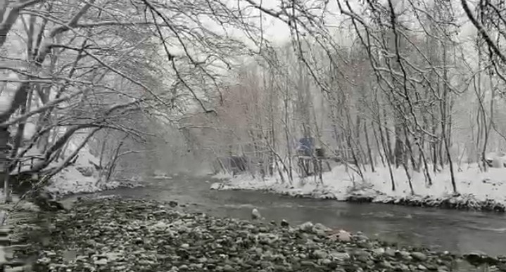 Eksi 6 Derecede Şort Giyip Kar Altında Türkü Söyledi