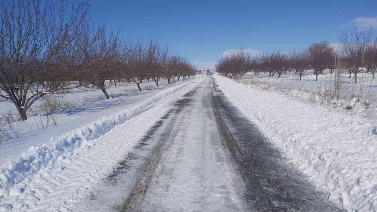 Yazıhan’ Da Yol Açma Çalışmaları Sürüyor