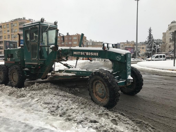 Şanlıurfa’da Karla Mücadele Çalışmaları Sürüyor