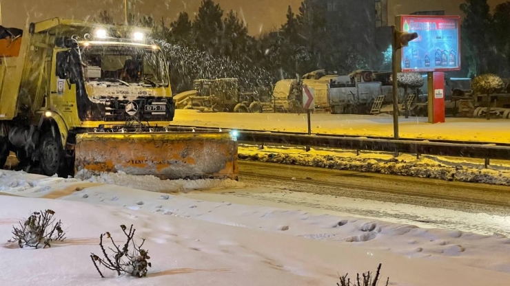 Şanlıurfa’da Karla Mücadele Çalışmaları Sürüyor