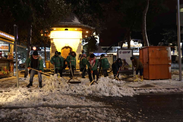 Şanlıurfa’da Karla Mücadele Çalışmaları Sürüyor