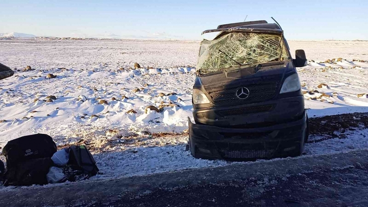 Tunuvadan Dönen Öğrencilerin Servisi Devrildi: 11 Yaralı