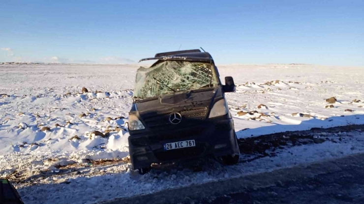 Tunuvadan Dönen Öğrencilerin Servisi Devrildi: 11 Yaralı