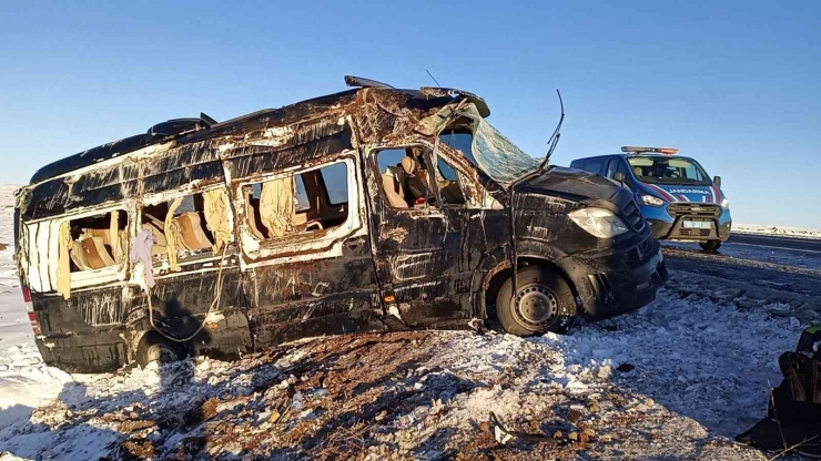 Tunuvadan Dönen Öğrencilerin Servisi Devrildi: 11 Yaralı