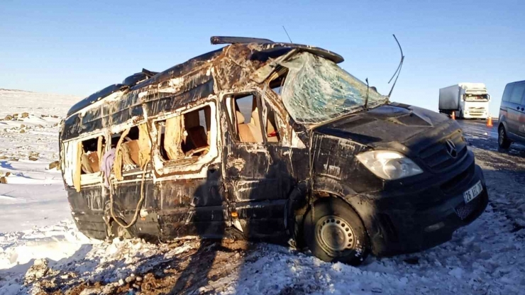 Tunuvadan Dönen Öğrencilerin Servisi Devrildi: 11 Yaralı