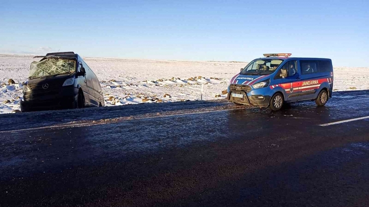 Tunuvadan Dönen Öğrencilerin Servisi Devrildi: 11 Yaralı