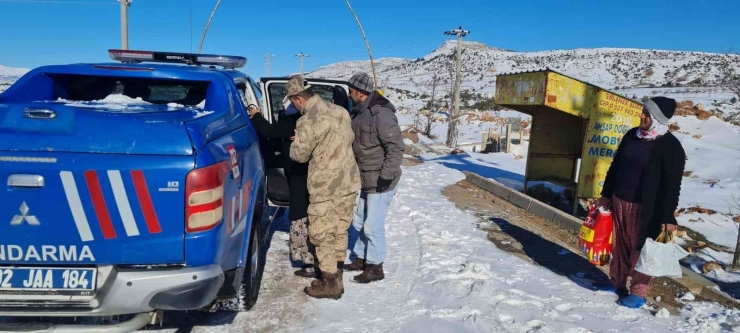 Diyaliz Hastası Kadının Yardımına Jandarma Yetişti