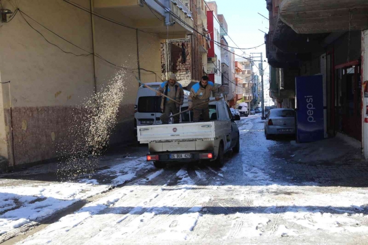 Haliliye’de Karla Mücadele Çalışmaları Aralıksız Sürüyor