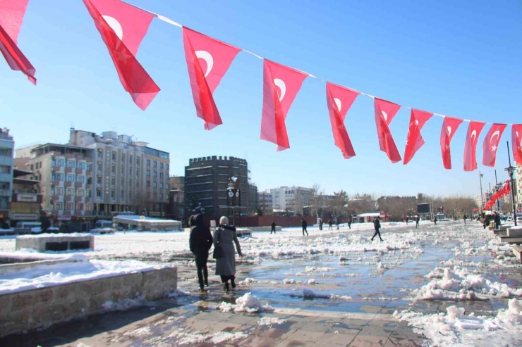 Kar Yağışı Sonrası Tarihi Surların Etrafında Kartpostallık Görüntüler Oluştu