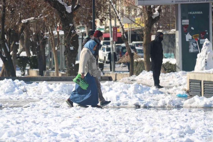 Kar Yağışı Sonrası Tarihi Surların Etrafında Kartpostallık Görüntüler Oluştu