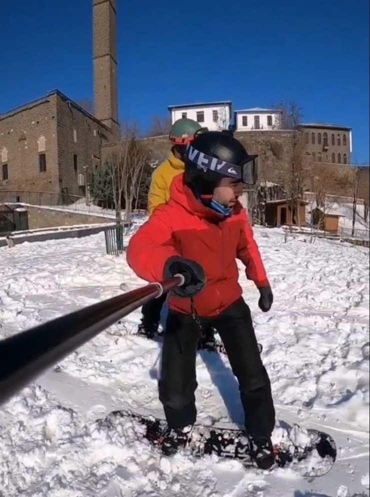 Uludağ Ve Palandöken Yerine Diyarbakır’ın Tarihi Mekanlarında Snowboard Keyfi