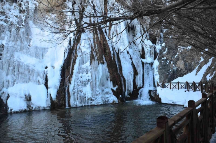 Buz Tutan Şelale Kartpostallık Görüntüler Oluşturdu