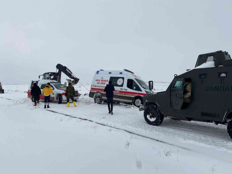 Jandarma Zırhlı Araçlarıyla Mahsur Kalanların Yardımına Yetişti