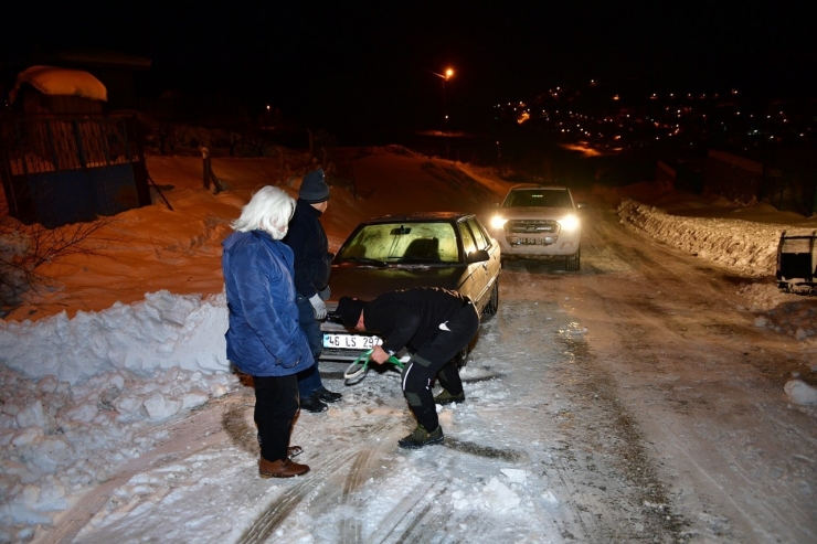 Karda Yolda Kalanları Belediye Ekipleri Kurtarıyor