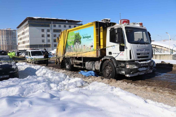 Karda Kayarak Kamyonun Altına Giren Kadın Feci Şekilde Öldü