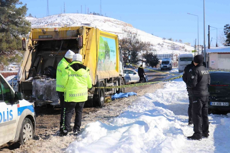 Karda Kayarak Kamyonun Altına Giren Kadın Feci Şekilde Öldü