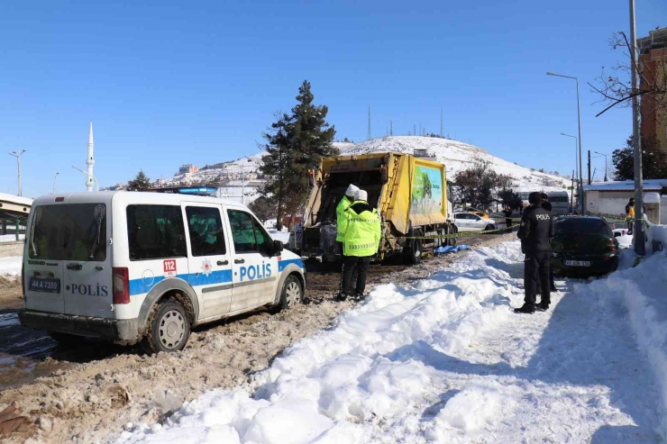 Karda Kayarak Kamyonun Altına Giren Kadın Feci Şekilde Öldü