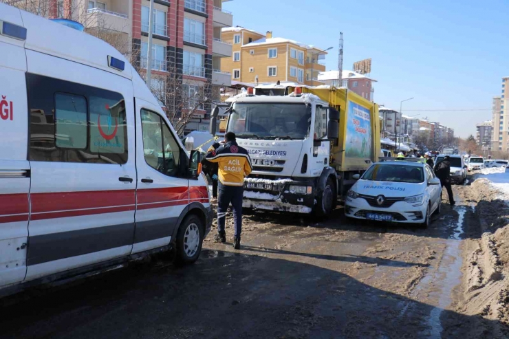 Karda Kayarak Kamyonun Altına Giren Kadın Feci Şekilde Öldü