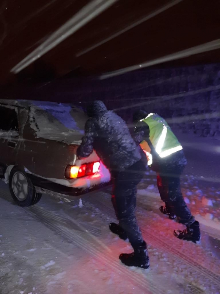 Karlı Yollarda Kalanların İmdadına Jandarma Ekipleri Yetişiyor