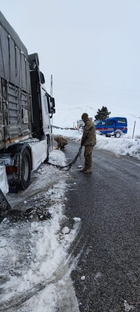 Karlı Yollarda Kalanların İmdadına Jandarma Ekipleri Yetişiyor