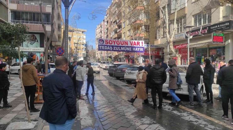 Şanlıurfa’da Esnaf Yüksek Elektrik Faturaları İçin Dedaş’ı Protesto Etti