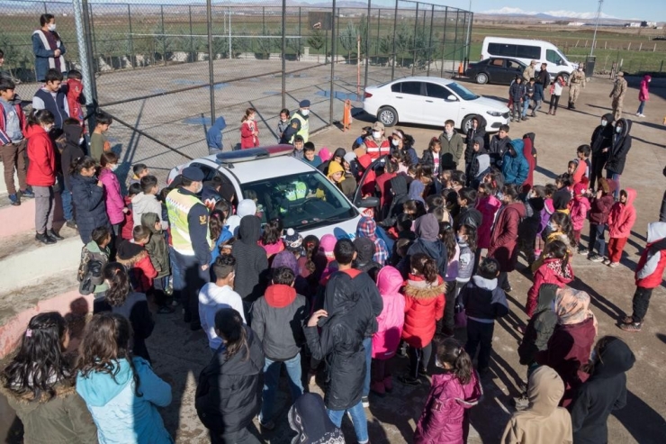 Diyarbakır’da Jandarma Ekipleri Çocuklara Hediye Verip Birlikte Film İzledi