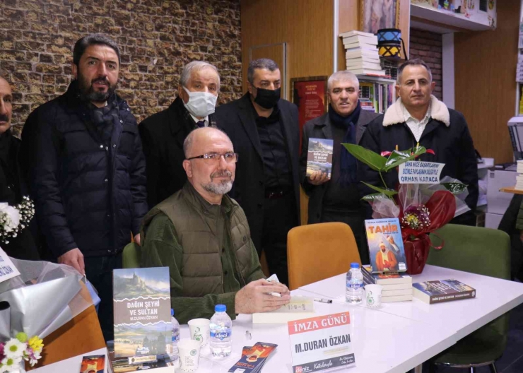 Gazeteci -yazar Özkan, İkinci Kitabının İmza Gününde Kitapseverlerle Buluştu