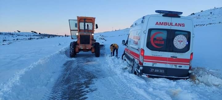 Kara Saplanan Ambulansı Karla Mücadele Ekipleri Kurtardı