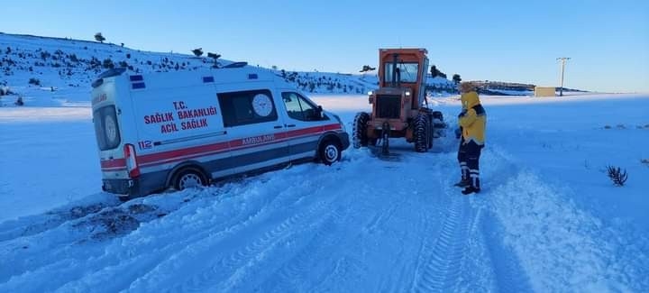 Kara Saplanan Ambulansı Karla Mücadele Ekipleri Kurtardı