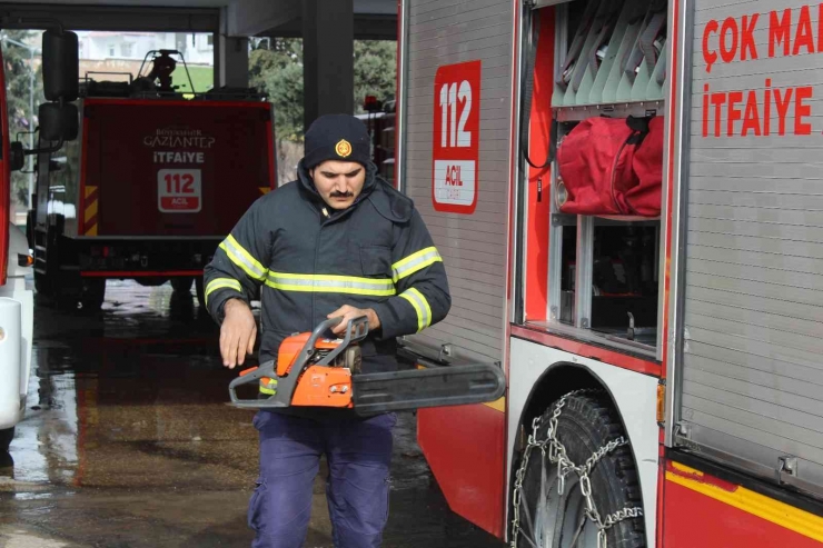 İtfaiye Eri Hasta Kadını Sırtında Taşıdı