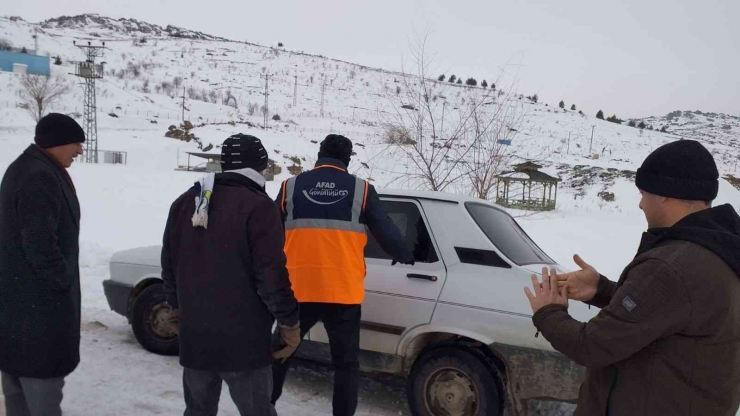 Afad Gönüllüleri Karda Mahsur Kalan Vatandaşlara Destek Çıkarak, Sokak Hayvanlarına Yem Bıraktı