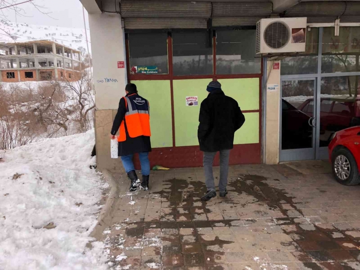 Afad Gönüllüleri Karda Mahsur Kalan Vatandaşlara Destek Çıkarak, Sokak Hayvanlarına Yem Bıraktı