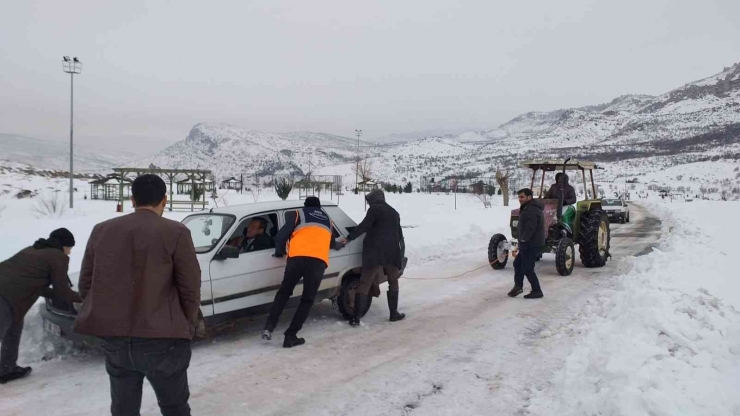 Afad Gönüllüleri Karda Mahsur Kalan Vatandaşlara Destek Çıkarak, Sokak Hayvanlarına Yem Bıraktı