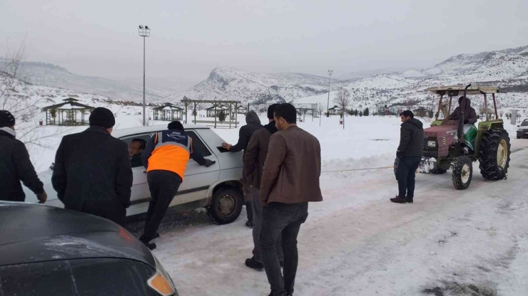 Afad Gönüllüleri Karda Mahsur Kalan Vatandaşlara Destek Çıkarak, Sokak Hayvanlarına Yem Bıraktı