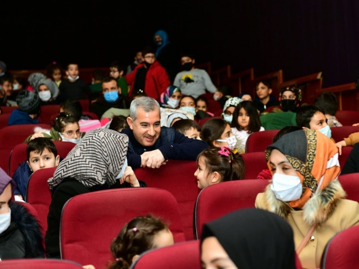 Başkan Çınar’dan Öğrencilere Karne Hediyesi